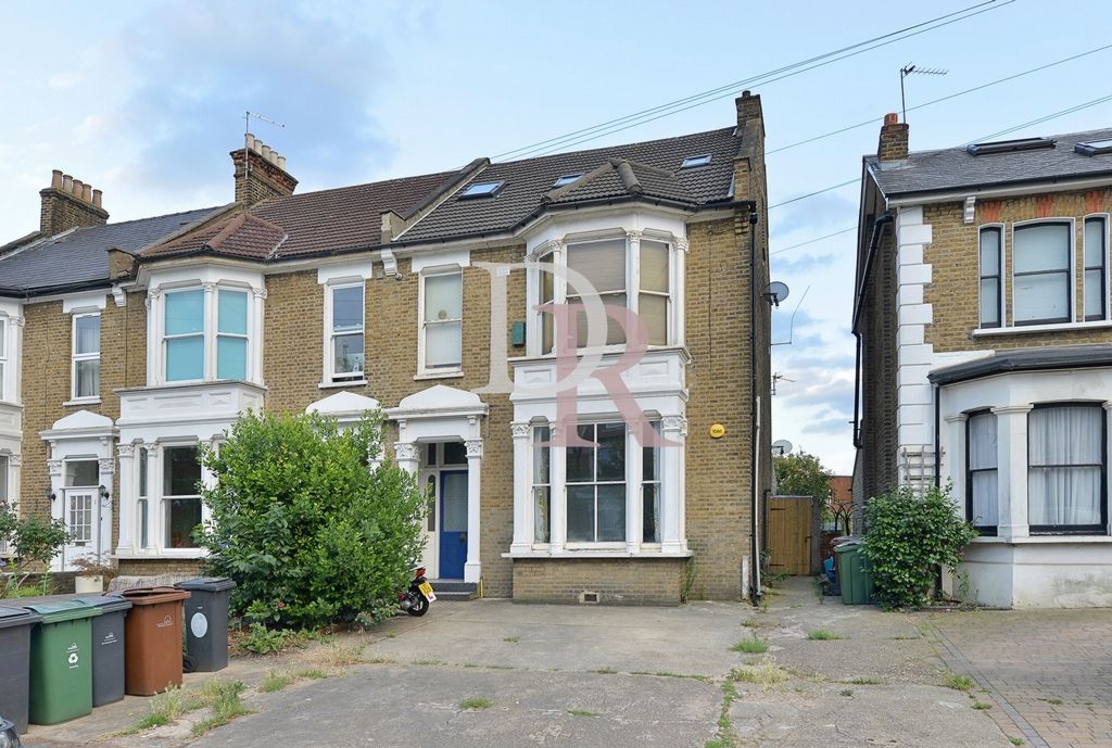 1 bed flat for sale in Hainault Road, Leytonstone E11, £290,000