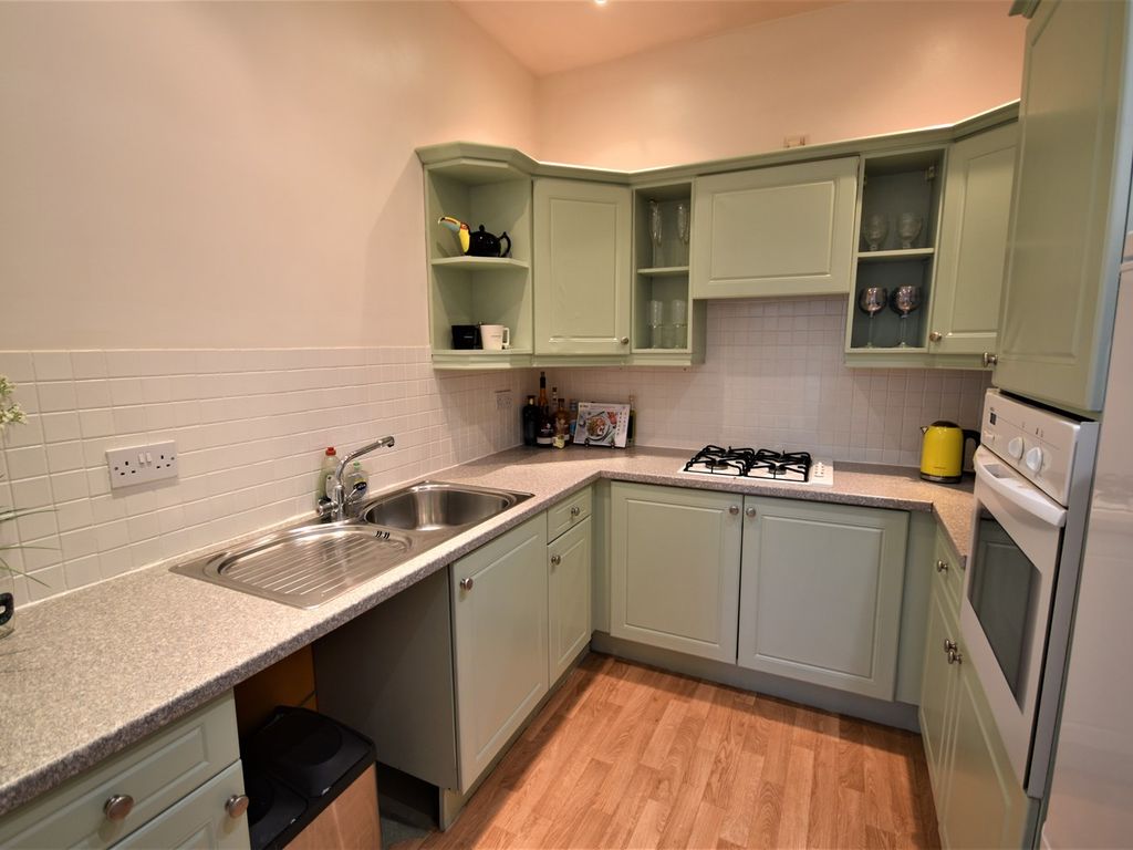 2 bed flat for sale in Prestbury Road, Macclesfield SK10, £225,000