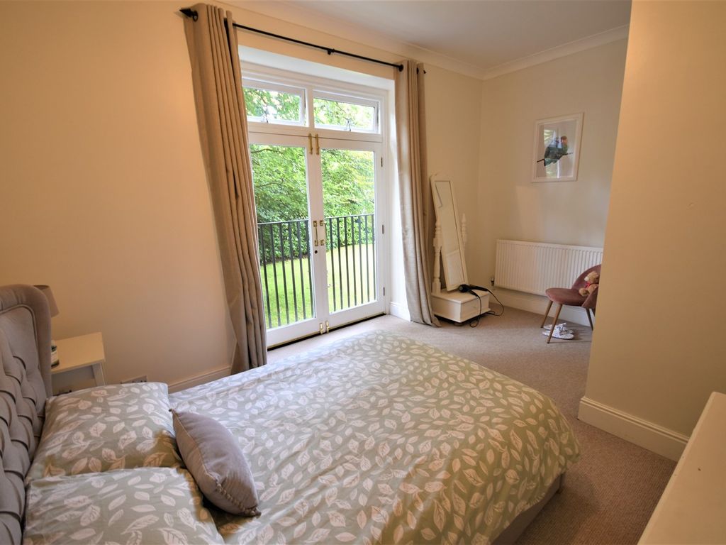 2 bed flat for sale in Prestbury Road, Macclesfield SK10, £225,000