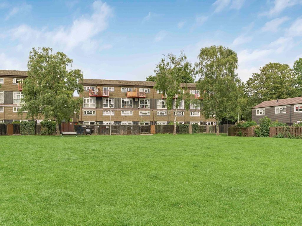 2 bed flat for sale in Barleyfields, Wooburn Green HP10, £245,000