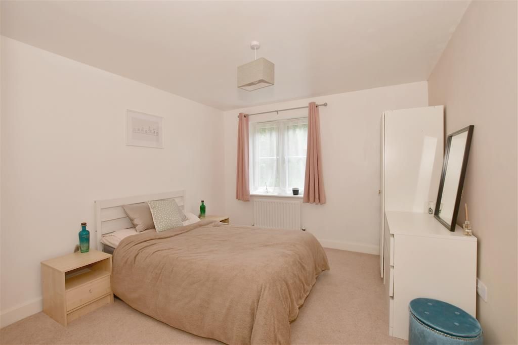 2 bed flat for sale in Shetland Close, Cranleigh, Surrey GU6, £126,000