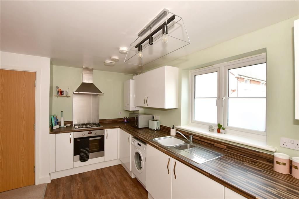 2 bed flat for sale in Shetland Close, Cranleigh, Surrey GU6, £126,000