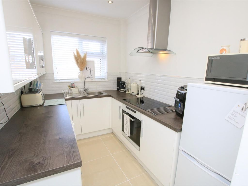 2 bed flat for sale in Winchester Way, Scawsby, Doncaster DN5, £85,000