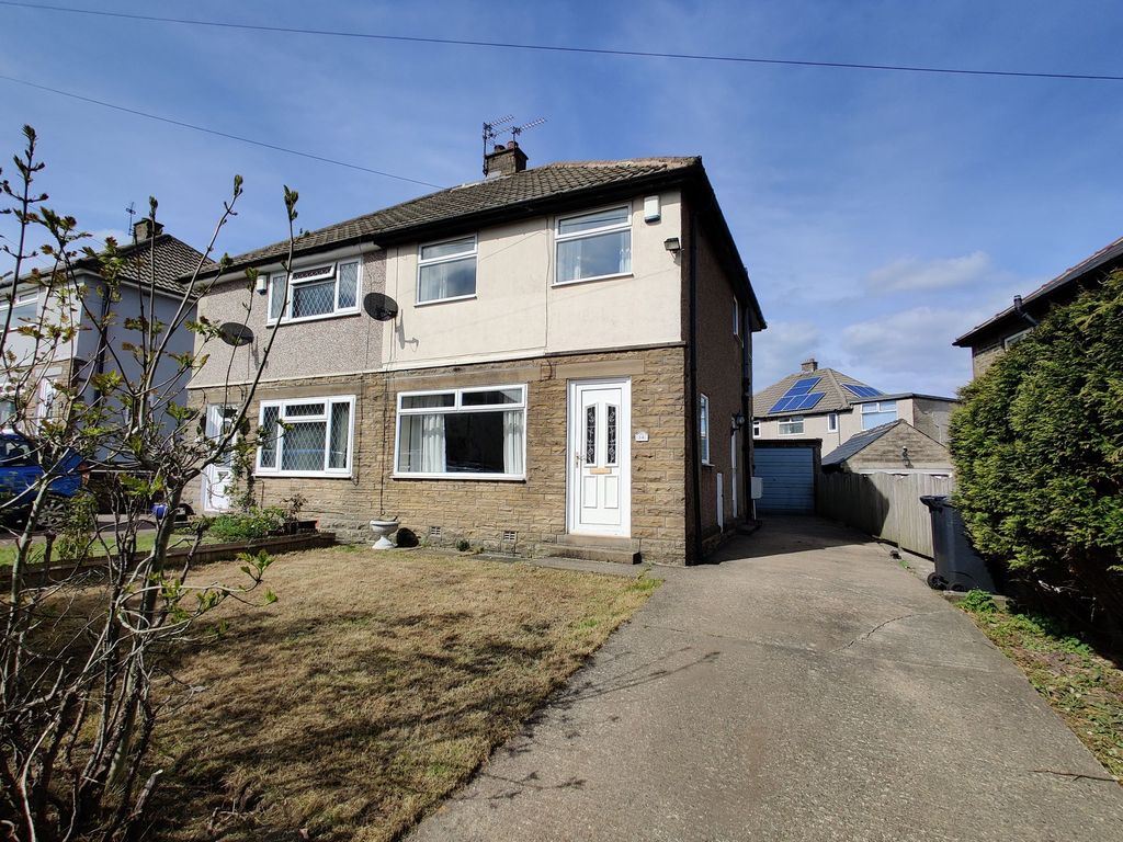 3 bed semi-detached house for sale in Gleanings Drive, Halifax HX2, £195,000