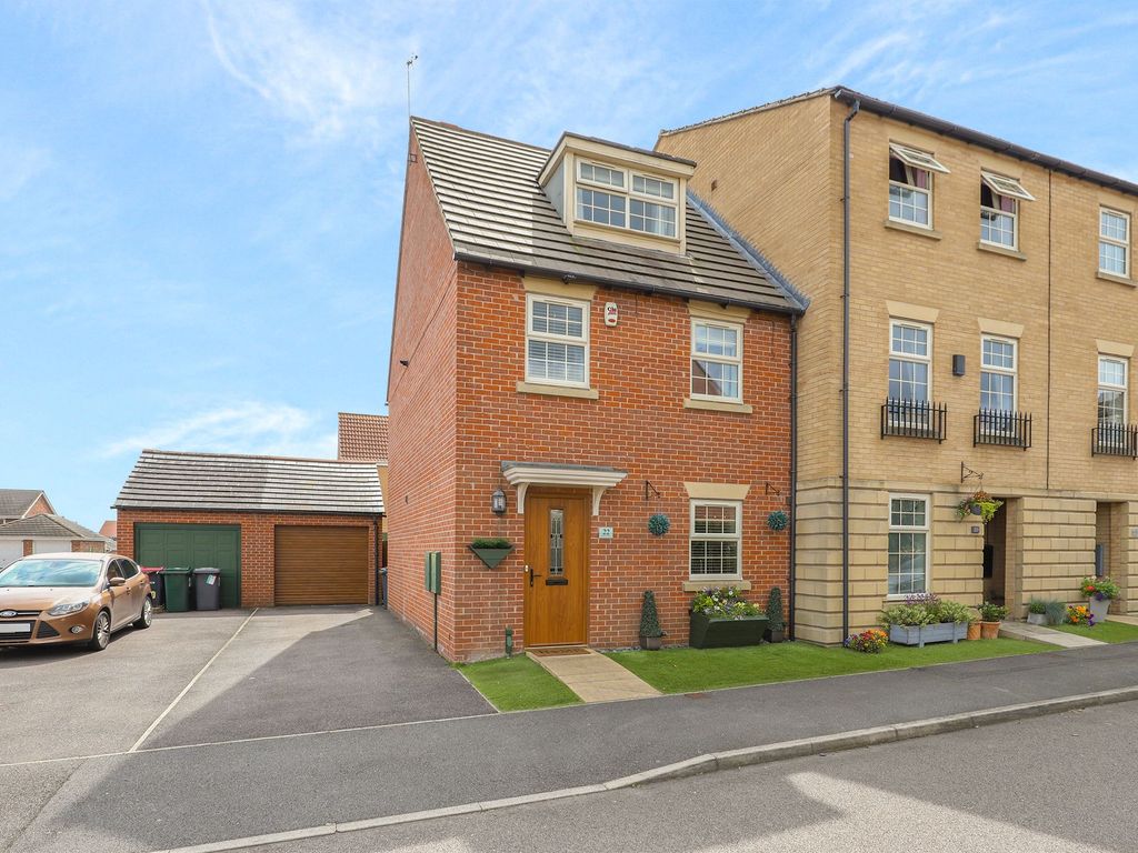 3 bed town house for sale in Carlton Gate Drive, Kiveton Park S26, £240,000