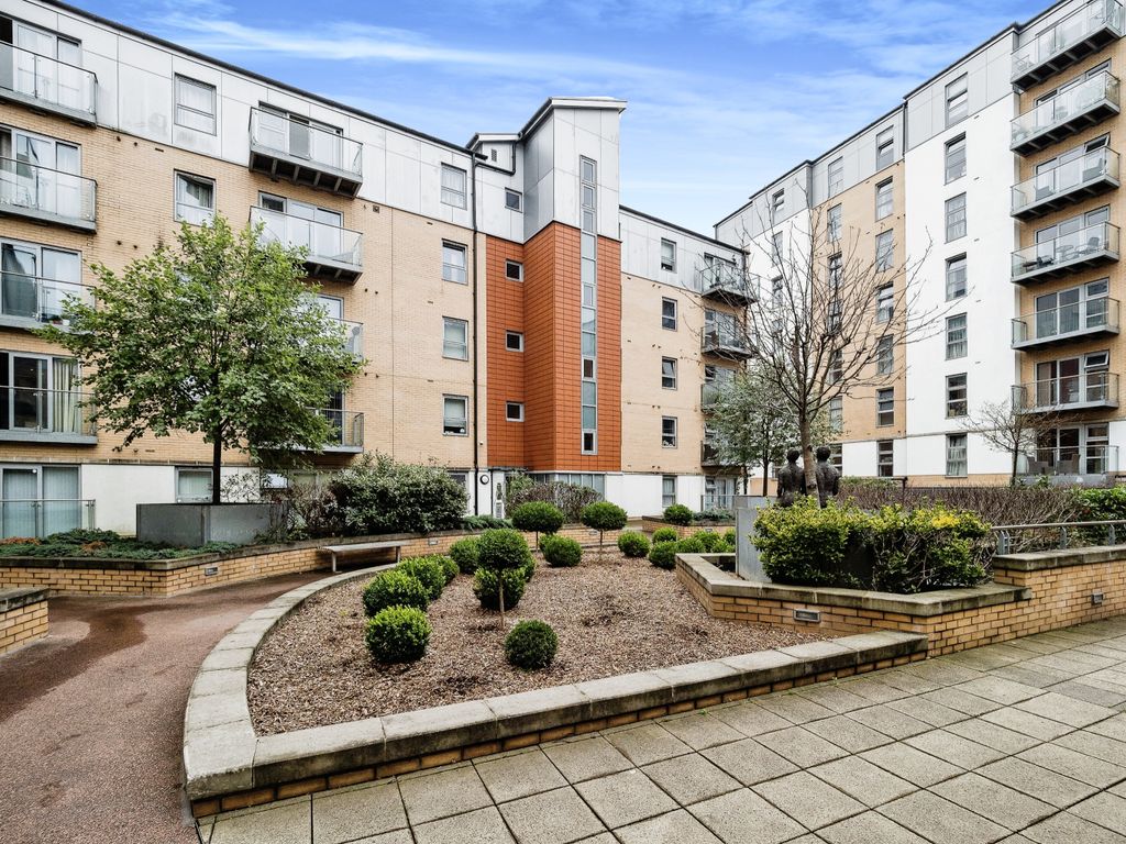 1 bed flat for sale in Queen Mary Avenue, London E18, £250,000