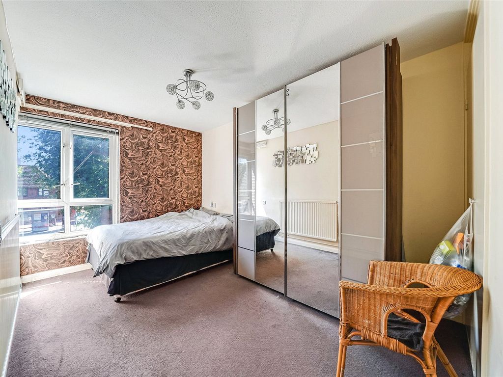 1 bed flat for sale in Aidan Close, Dagenham RM8, £180,000
