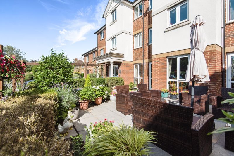 1 bed flat for sale in Perrin Court, Ashford TW15, £225,000