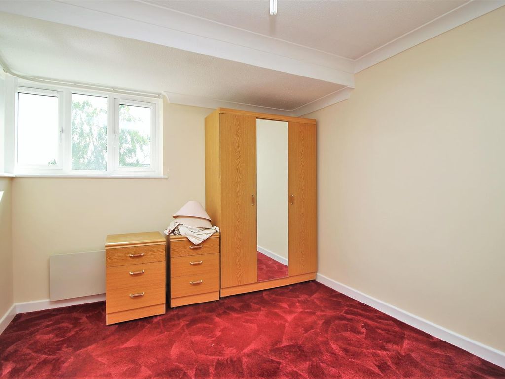 1 bed flat for sale in Orchard Court, Reading RG2, £70,000