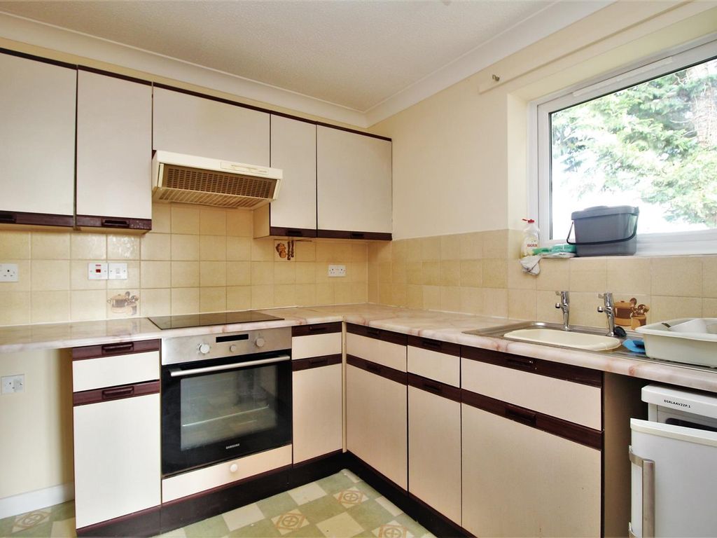 1 bed flat for sale in Orchard Court, Reading RG2, £70,000