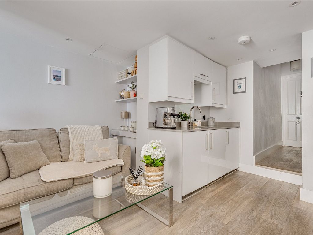 1 bed flat for sale in Abercrombie Street, Battersea Park SW11, £255,000