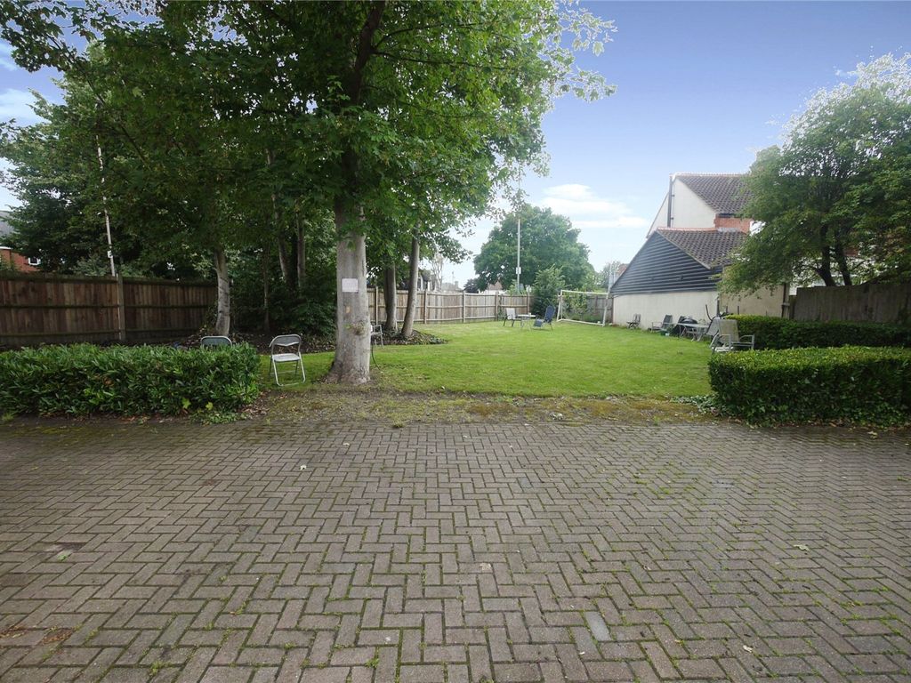 1 bed flat for sale in The Courtyard, Brentwood, Essex CM15, £220,000