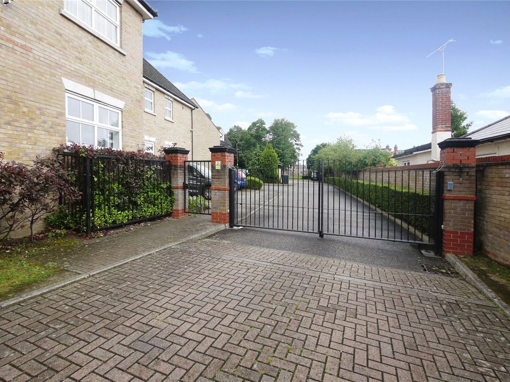 1 bed flat for sale in The Courtyard, Brentwood, Essex CM15, £220,000