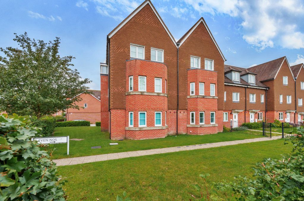 2 bed property for sale in Outfield Crescent, Wokingham, Berkshire RG40, £275,000