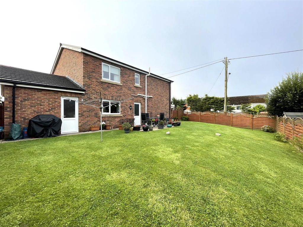 4 bed detached house for sale in Llys Anron, Cross Hands, Llanelli SA14, £325,000