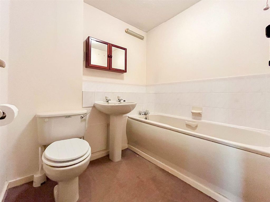 2 bed flat for sale in Belvedere Road, Burnham-On-Crouch CM0, £250,000