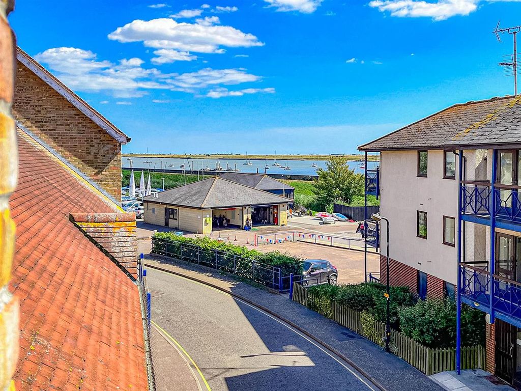 2 bed flat for sale in Belvedere Road, Burnham-On-Crouch CM0, £250,000