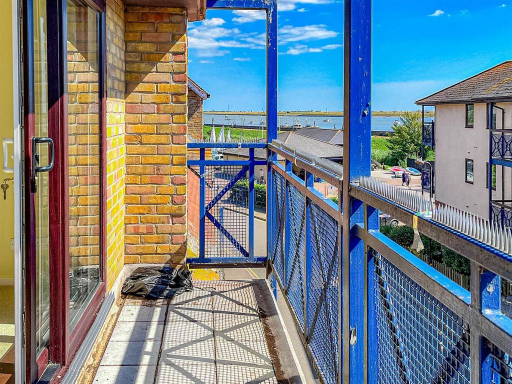 2 bed flat for sale in Belvedere Road, Burnham-On-Crouch CM0, £250,000