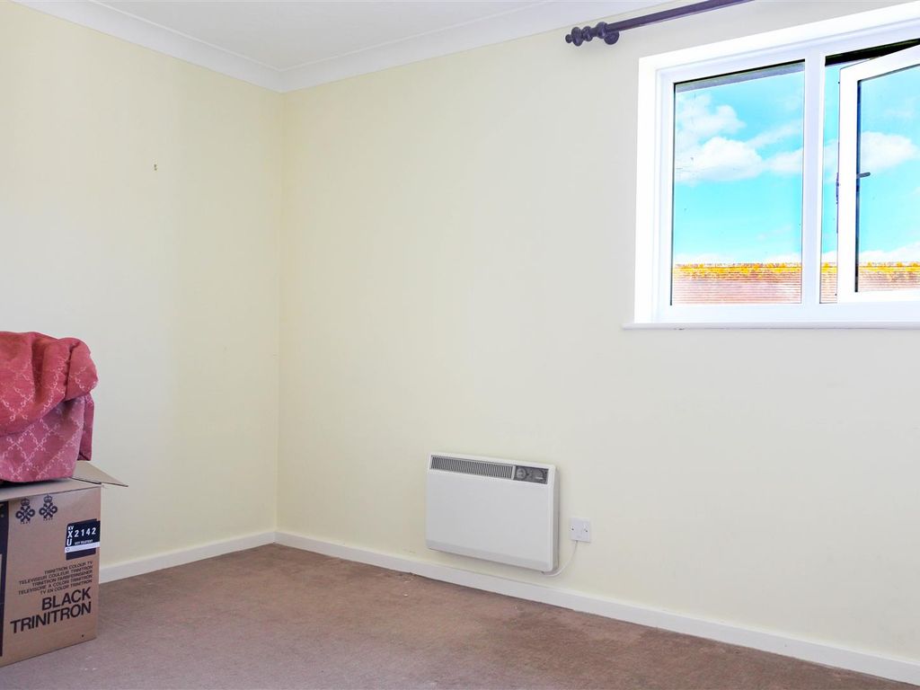 2 bed flat for sale in Belvedere Road, Burnham-On-Crouch CM0, £250,000