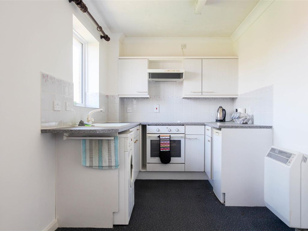 2 bed flat for sale in Belvedere Road, Burnham-On-Crouch CM0, £250,000