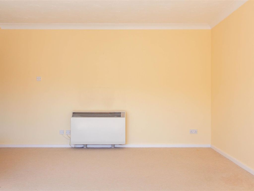 2 bed flat for sale in Belvedere Road, Burnham-On-Crouch CM0, £250,000