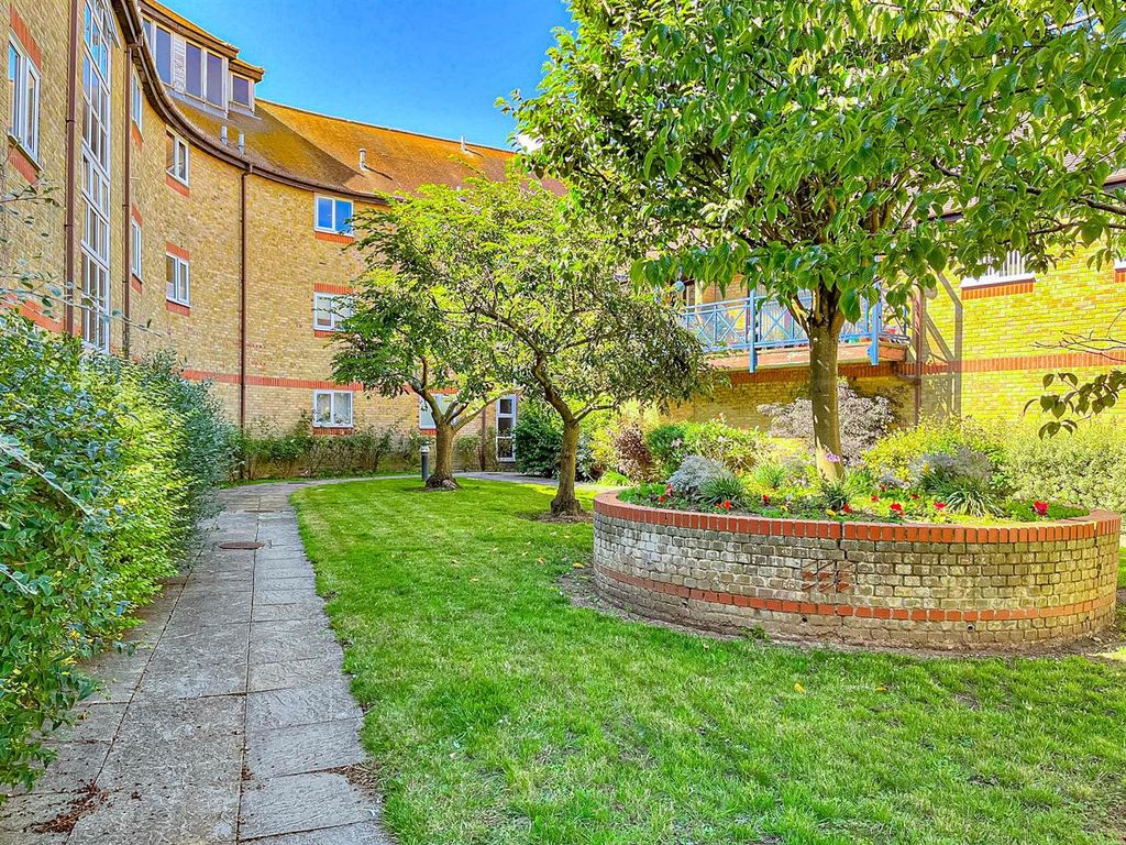 2 bed flat for sale in Belvedere Road, Burnham-On-Crouch CM0, £250,000