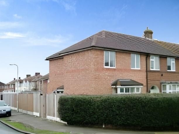 3 bed end terrace house for sale in Worcester Road, Bedford MK42, £275,000