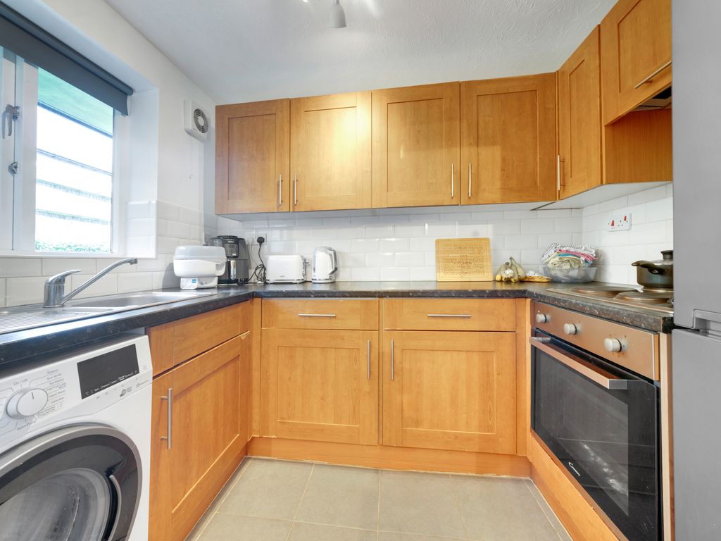 2 bed flat for sale in Durham Avenue, Bromley, Kent BR2, £280,000