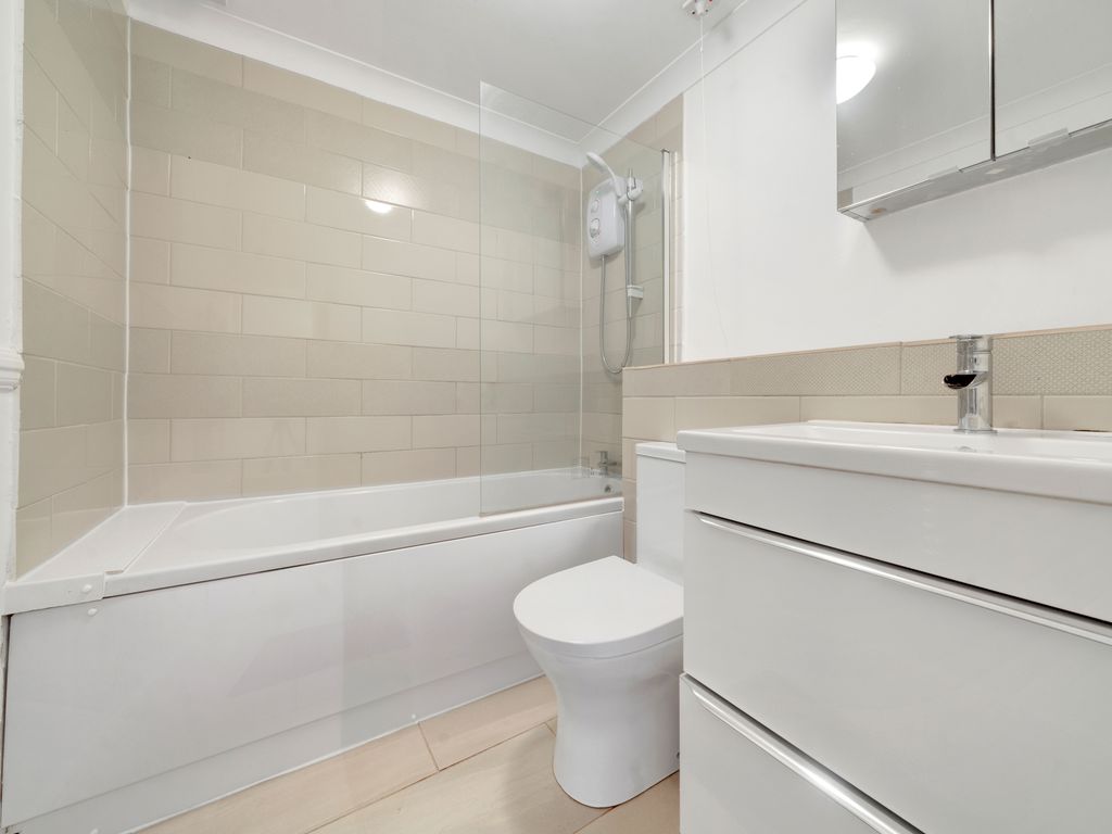 2 bed flat for sale in Durham Avenue, Bromley, Kent BR2, £280,000