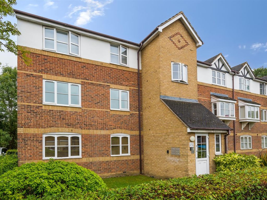 1 bed flat for sale in Donald Woods Gardens, Tolworth, Surbiton KT5, £265,000
