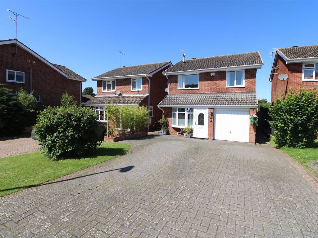 3 bed property for sale in Merton Road, Daventry NN11, £325,000