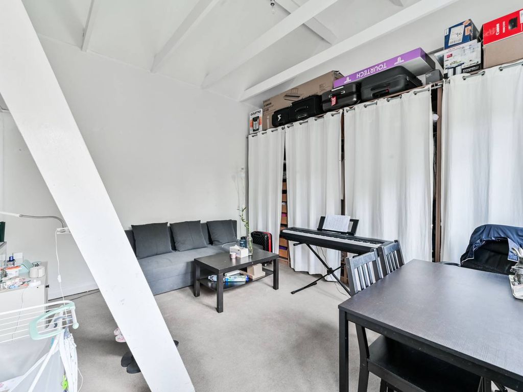 Studio for sale in Newnham Mews, Wood Green, London N22, £200,000