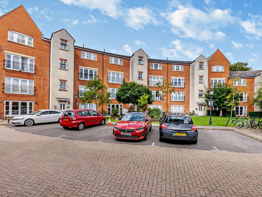 2 bed flat for sale in Kings Wharf, Mill Street, Wantage OX12, £215,000