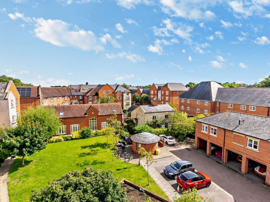 2 bed flat for sale in Kings Wharf, Mill Street, Wantage OX12, £215,000