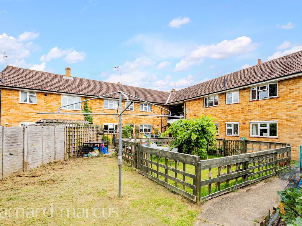 2 bed flat for sale in New Causeway, Reigate RH2, £260,000