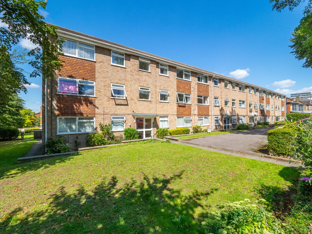 2 bed flat for sale in Grove Road, Sutton SM1, £290,000