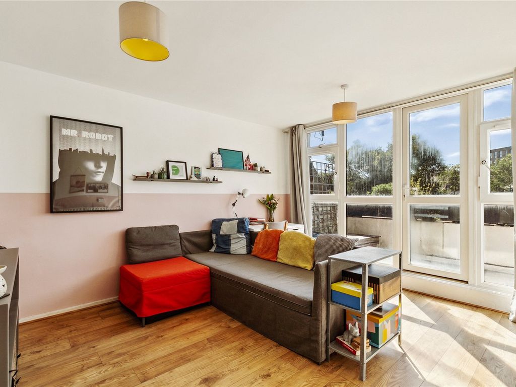 1 bed flat for sale in Stockwell Park Road, London SW9, £300,000