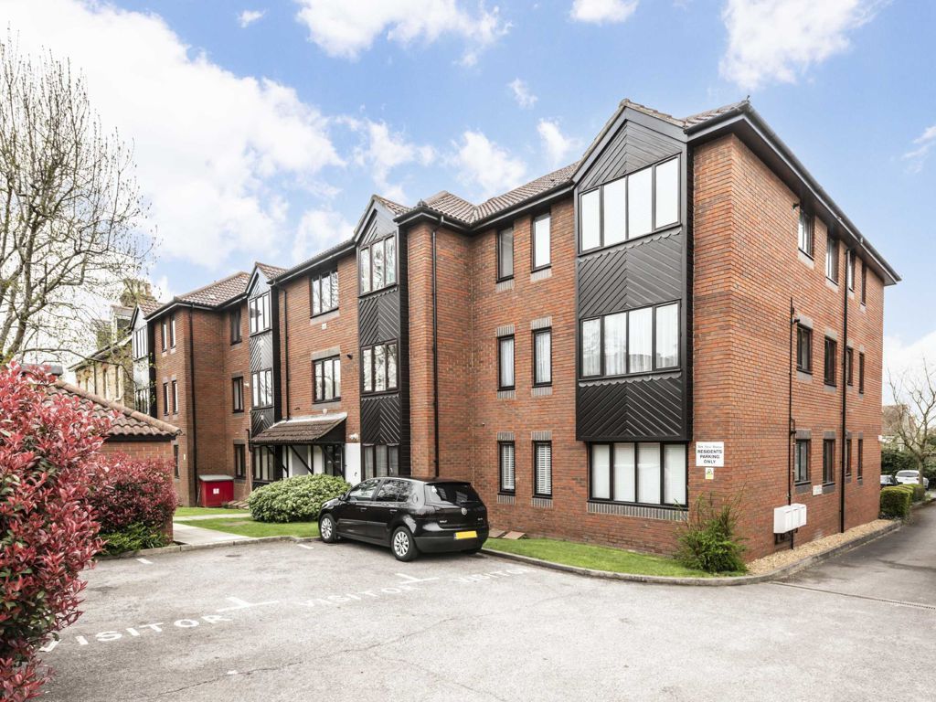 1 bed flat for sale in Hook Road, Surbiton KT6, £224,950
