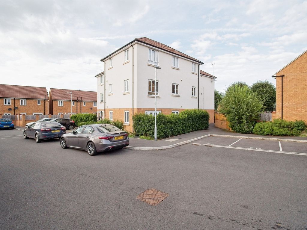 2 bed flat for sale in Woodroffe Square, Calne SN11, £42,500