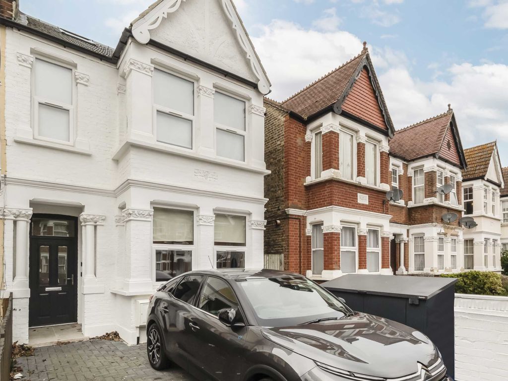 1 bed flat for sale in Melbourne Avenue, London W13, £305,000