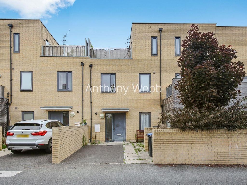 3 bed town house for sale in Gateway Mews, Bounds Green, London N11, £270,000