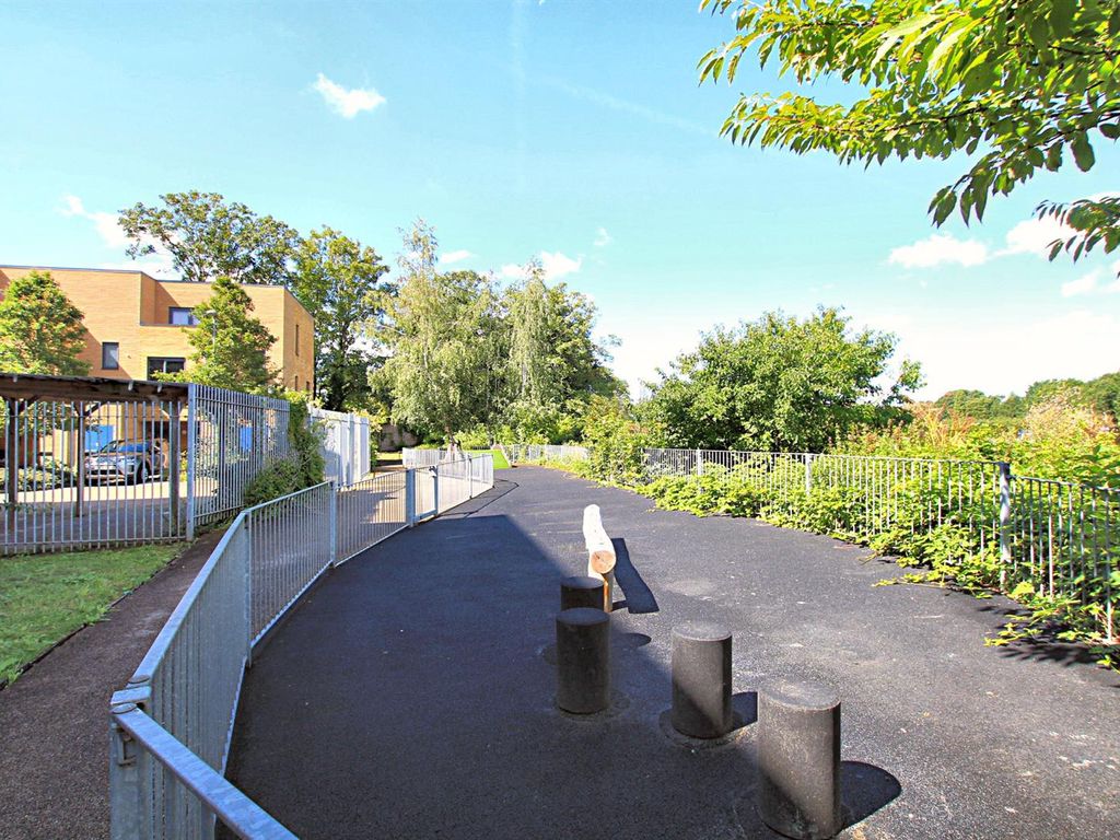 1 bed flat for sale in Tentelow Lane, Norwood Green/ Southall UB2, £265,000