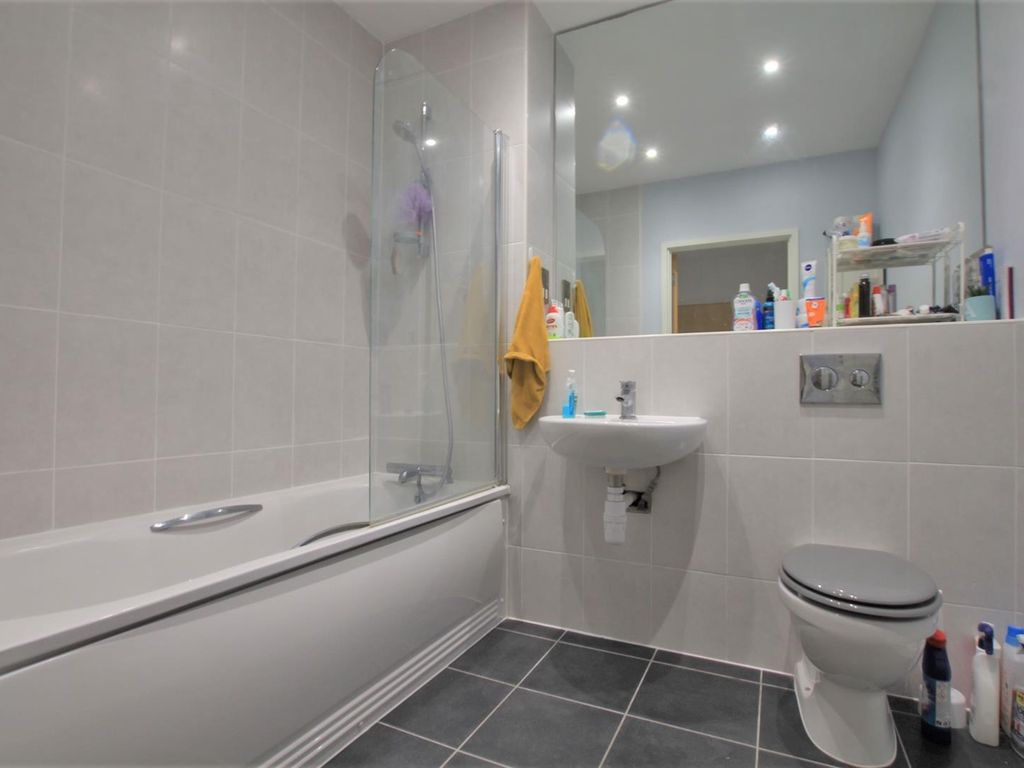 1 bed flat for sale in Tentelow Lane, Norwood Green/ Southall UB2, £265,000