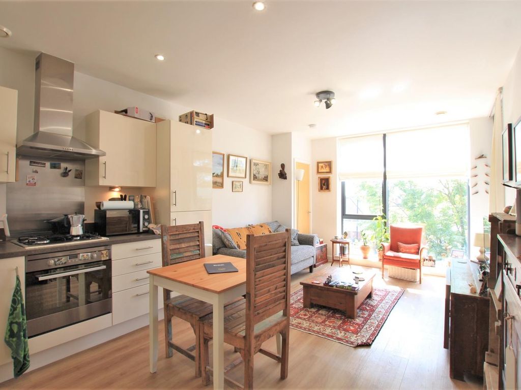 1 bed flat for sale in Tentelow Lane, Norwood Green/ Southall UB2, £265,000