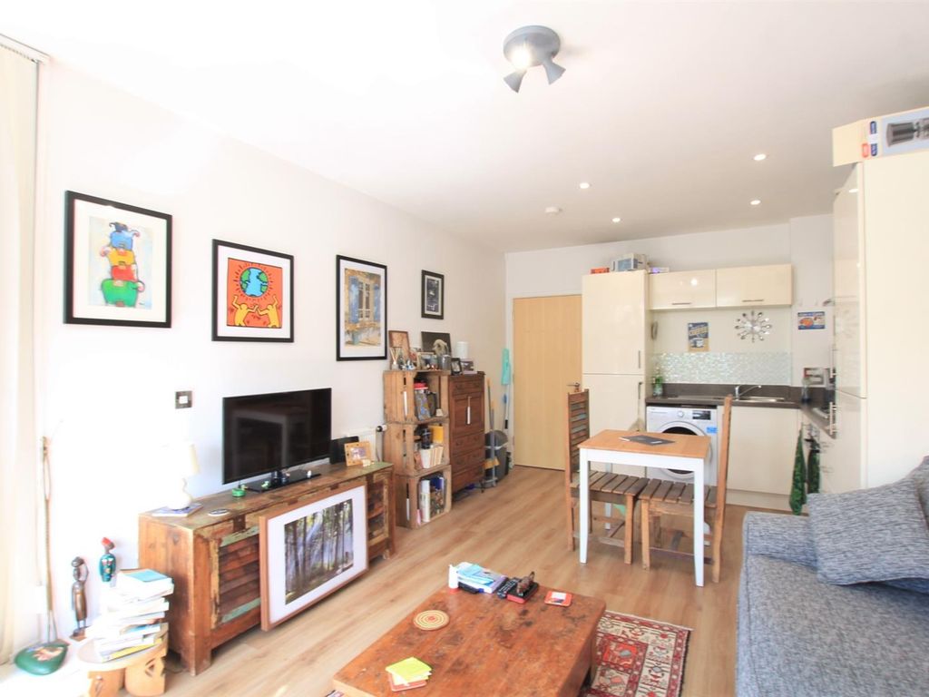 1 bed flat for sale in Tentelow Lane, Norwood Green/ Southall UB2, £265,000