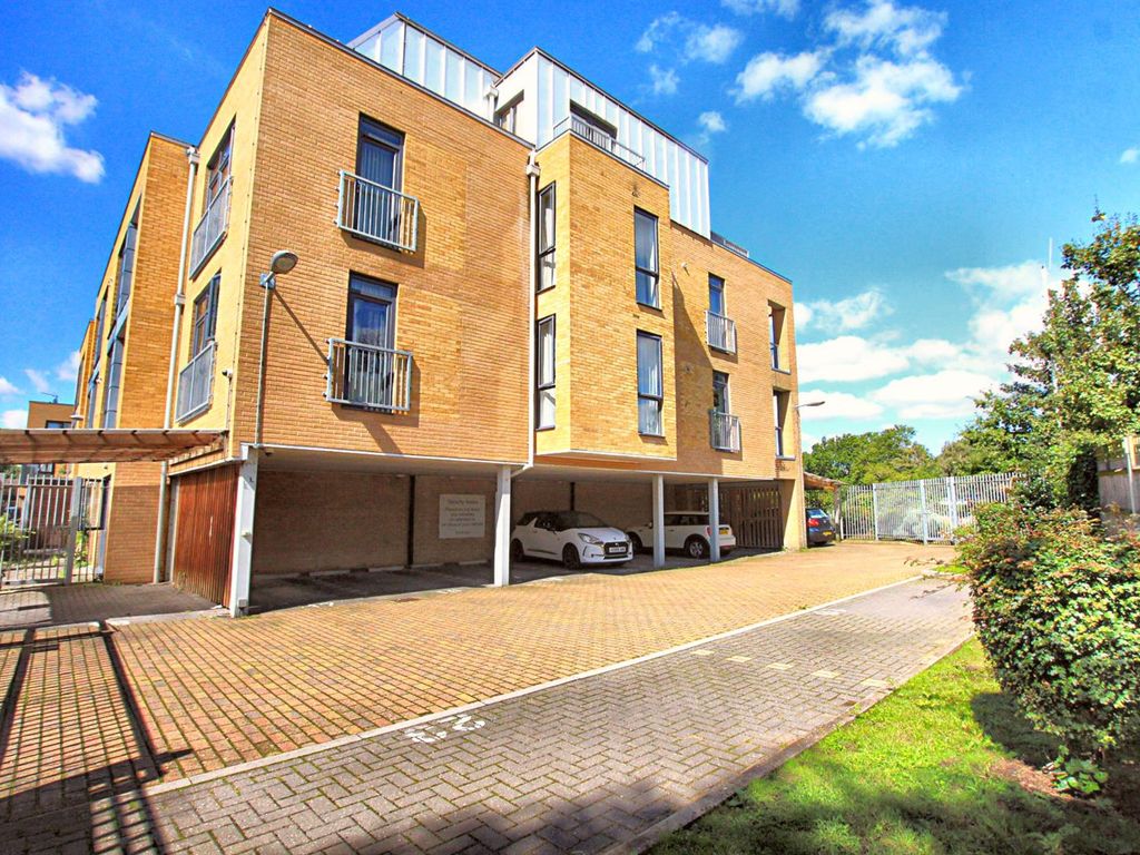 1 bed flat for sale in Tentelow Lane, Norwood Green/ Southall UB2, £265,000