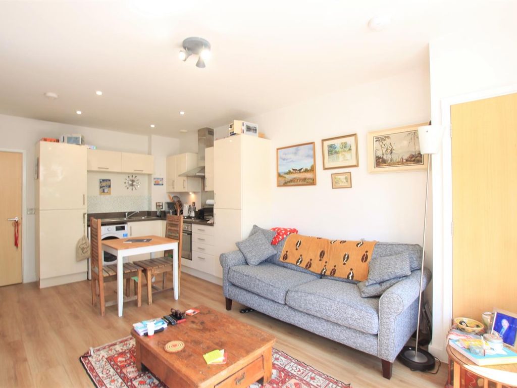 1 bed flat for sale in Tentelow Lane, Norwood Green/ Southall UB2, £265,000