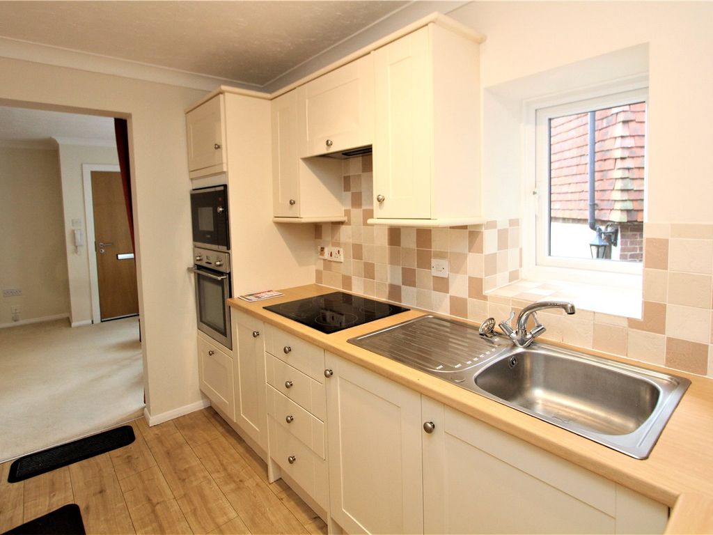 2 bed flat for sale in Hylton Road, Petersfield, Hampshire GU32, £175,000