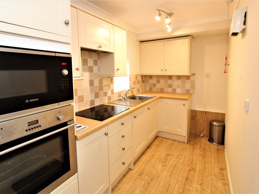2 bed flat for sale in Hylton Road, Petersfield, Hampshire GU32, £175,000