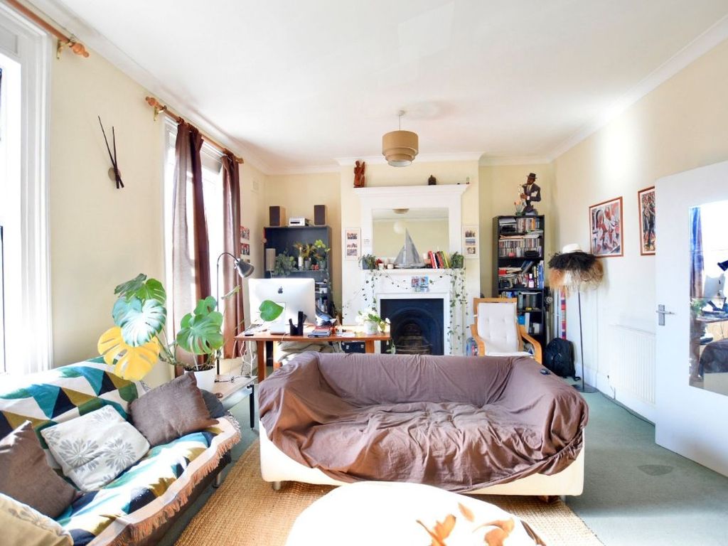 1 bed flat for sale in Atherton Road, Stratford E7, £275,000